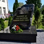 Tablica - pomnik z czarnego granitu upamiętniający Lecha Kaczyńskiego