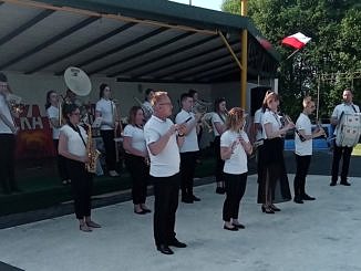 Orkiestra Suchcice i Okolice - muzycy grają stojąc