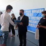 Wójt i dyrektor szkoły w Gomulinie wręczają nagrody i upominki uczestnikom konkursu