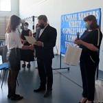 Wójt i dyrektor szkoły w Gomulinie wręczają nagrody i upominki uczestnikom konkursu