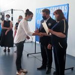 Wójt i dyrektor szkoły w Gomulinie gratulują nauczycielom - opiekunom uczestników konkursu