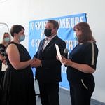 Wójt i dyrektor szkoły w Gomulinie gratulują nauczycielom - opiekunom uczestników konkursu