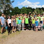 Duża grupa osób, która brała udział w sprzątaniu lasu