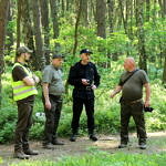 Przedstawiciele nadleśnictwa i PSP w lesie