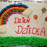 Tort z kolorową tęczą i napisem Dzień Dziecka