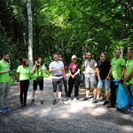 Grupa ludzi (część w zielonych koszulkach Leszy) przygotowuje się do wyjścia w teren