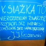 Niebieski plakat z napisem autorstwa Kraszewskiego: Książka to nierozdzielny towarzysz, przyjaciel bez interesu, domownik bez naprzykrzenia