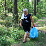 Ludzie zbierają śmieci w lesie