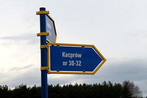 Drogowskaz z napisem Kacprów 30-32