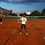 Zawodnicy grają w badmintona na boisku "Orlik"
