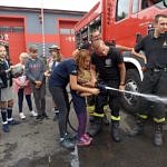Mały strażak podczas akcji gaszenia - pokazy u strżaków