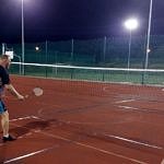 Zawodnicy grają w badmintona na boisku "Orlik"