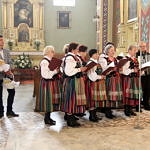 Uroczysta msza w kościele - zespół Psjonatki i strostowie z chlebem