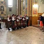 Uroczysta msza w kościele - zespół Psjonatki i strostowie z chlebem