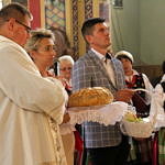 Starostowie przekazują chleb wójtowi gminy