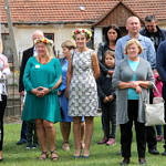 Mieszkańcy zgromadzeni na wystawie wieńców - Przedstawicielki KGW Mąkolice w kwiatowych wiankach