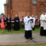 Mieszkańcy, przedstawiciele samorządu i księża przed kościołem
