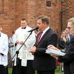Mieszkańcy, przedstawiciele samorządu i księża przed kościołem