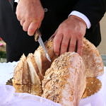 dożynkowy chleb krojony przez wójta gminy