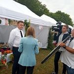 Sołtys Piotr Skupień udziela wywiadu telewizji