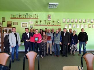Członkowie Społecznego Komitetu Obchodów Dnia Ziemi Majkowskiej i wójt Roman Drozdek