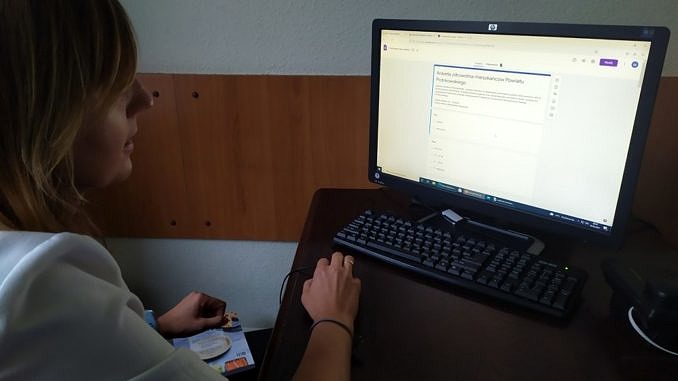 Kobieta wypełnia ankietę w komputerze