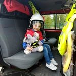 Dziecko w samochodzie strażackim