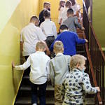 Dzieci wchodzą po schodach