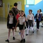 Dzieci na korytarzu szkolnym