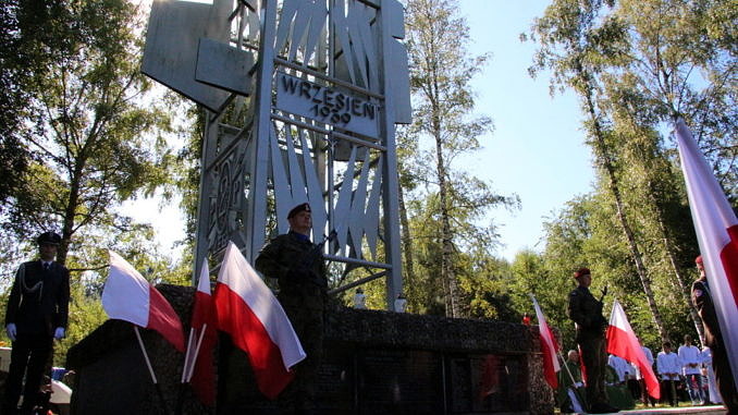Pomnik na Górach BorowskichStraż żołniersak i biało-czerwone flagi