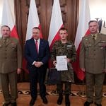 Wojskowi wręczają dyplom nageodzonemu uczniowi z Bujen