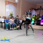 dzieci podczas zabaw i konkursów w budynku DL