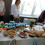 Stół zastawiaony potrawami wykonanymi przez panie z sołectwa Krzyżanów - przekąski, przetwory, ciasta itp.