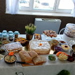 Stół zastawiaony potrawami wykonanymi przez panie z sołectwa Krzyżanów - przekąski, przetwory, ciasta itp.