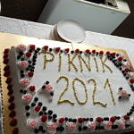 Wielki tort z napisem piknik 2021