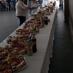 Stół zastawiony różnymi potrawami i przekaskami