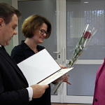 Wójt Roman Drozdek i Karolina Piotrkowska z UG wręczają nagrodę kobiecie