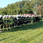 Przegląd gotowości jednostek OSP z terenu gminy Wola Krzysztoporska - strażacy, samochody, sprzęt ratowniczy sprawdzane przez komisję i wójta gminy