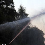 strażacy podają wodę