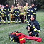 prezentacja podstawowych elementów pierwszej pomocy przez strażaka ratownika - torba i jej wyposażenie, deska, nosze