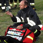 prezentacja podstawowych elementów pierwszej pomocy przez strażaka ratownika - torba i jej wyposażenie, deska, nosze