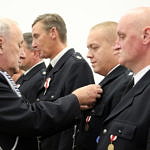 Strażacy otrzymują odznaczenia i medale
