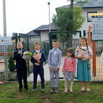 Dzieci z kwiatami i mikrofonem