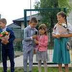 Dzieci z kwiatami i mikrofonem