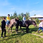 Dzieci podczas przejażdżki na koniu