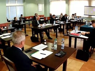 Radni i władze gminy Wola Krzysztoporska podcza sesji = siedza przy stolikach