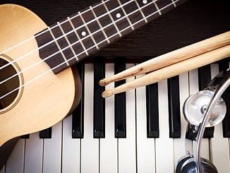 Gitara, klawiatura fortepianu, pałeczki perkusyjne i tamburyn