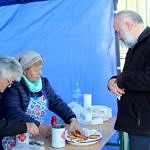Panie z KGW Bujny pod niebieskim namiotem oferują ciasta na aukcję