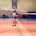 Rozgrywki badmintonowe na hali sportowej
