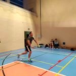 Rozgrywki badmintonowe na hali sportowej